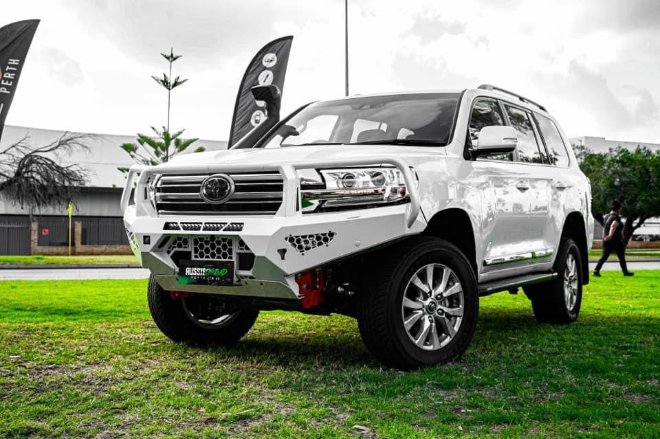 Offroad Animal Toro Bull bar LC200, Colour coded White and with optional light bar